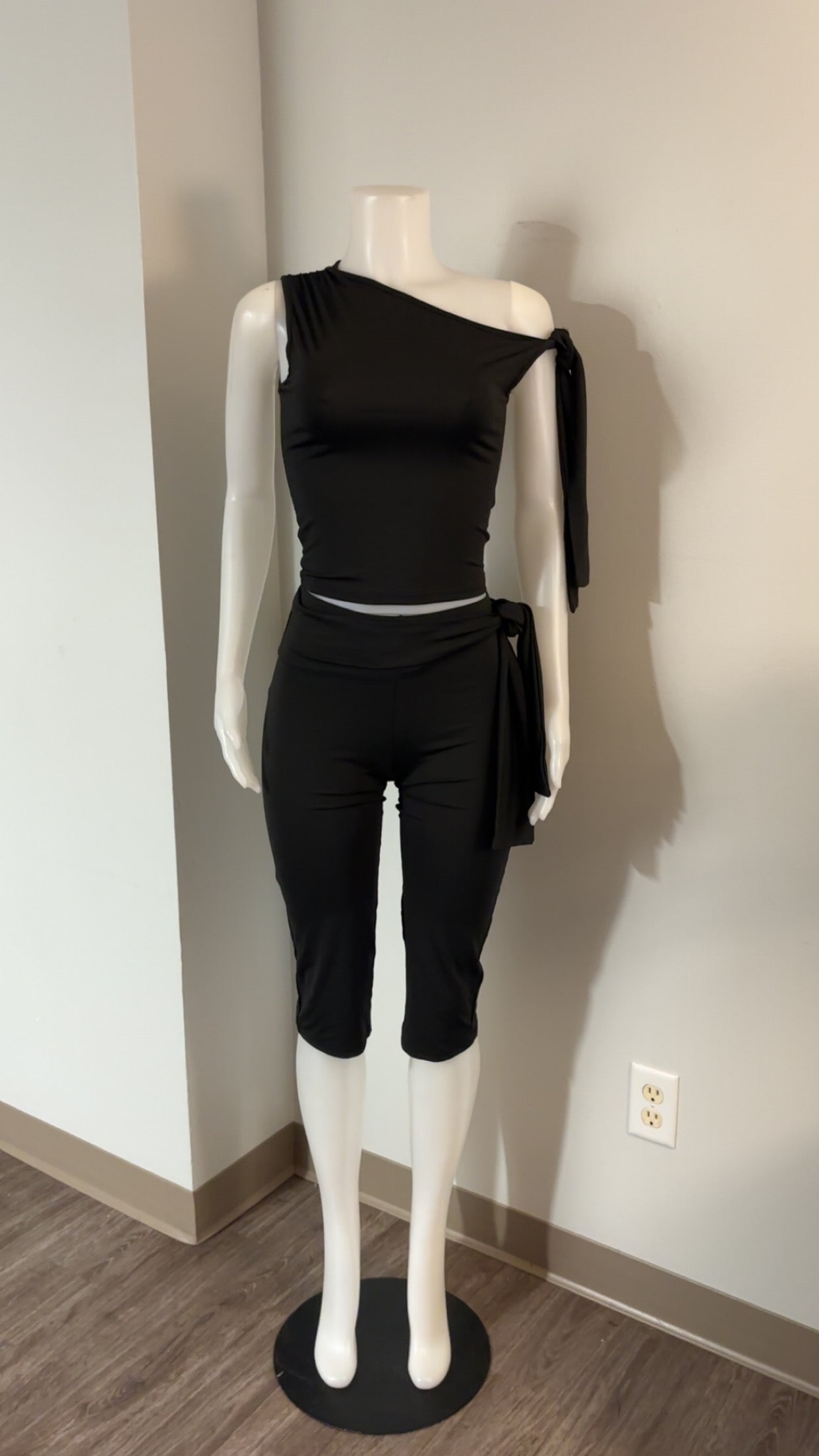 Tiara Capri Set
